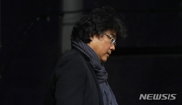 [서울=뉴시스]전신 기자 = 봉준호 감독이 19일 서울 중구 웨스틴조선호텔에서 열린 영화 기생충 기자회견에 참석하고 있다. 2020.02.19. photo1006@newsis.com