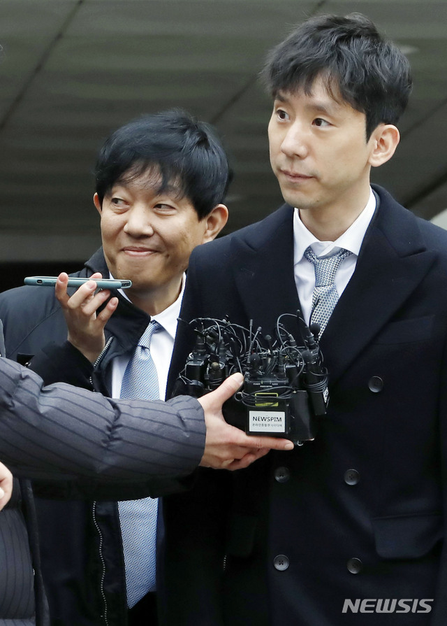 [서울=뉴시스] 최동준 기자 = 이재웅 쏘카 대표, 박재욱 VCNC 대표가 19일 오전 서울 서초구 서울중앙지방법원에서 열린 '타다' 불법 운영 혐의 1심 선고 공판에서 무죄를 선고 받은 후 취재진 질문을 듣고 있다. 2020.02.19.&nbsp; photocdj@newsis.com