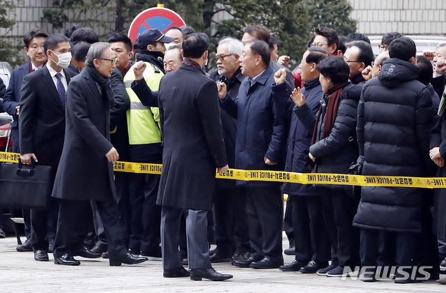 [서울=뉴시스] 최동준 기자 = 이명박 전 대통령이 19일 오후 서울 서초구 서울고등법원에서 열린 횡령과 뇌물 등 혐의 관련 항소심 선고 공판에 출석하며 지지자들과 인사하고 있다. 2020.02.19. photocdj@newsis.com