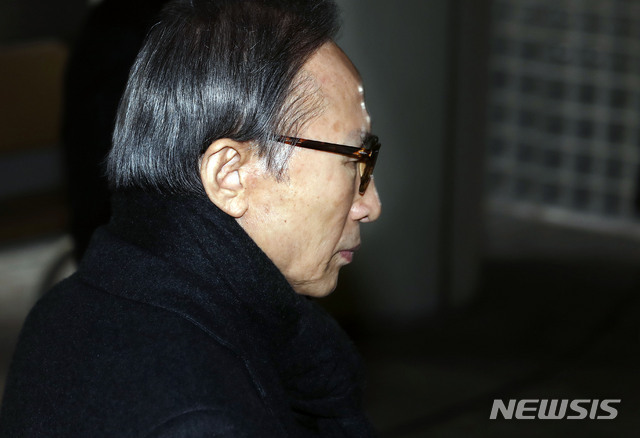 [서울=뉴시스] 최동준 기자 = 이명박 전 대통령이 19일 오후 서울 서초구 서울고등법원에서 열린 횡령과 뇌물 등 혐의 관련 항소심 선고 공판에 출석하고 있다. 2020.02.19. photocdj@newsis.com