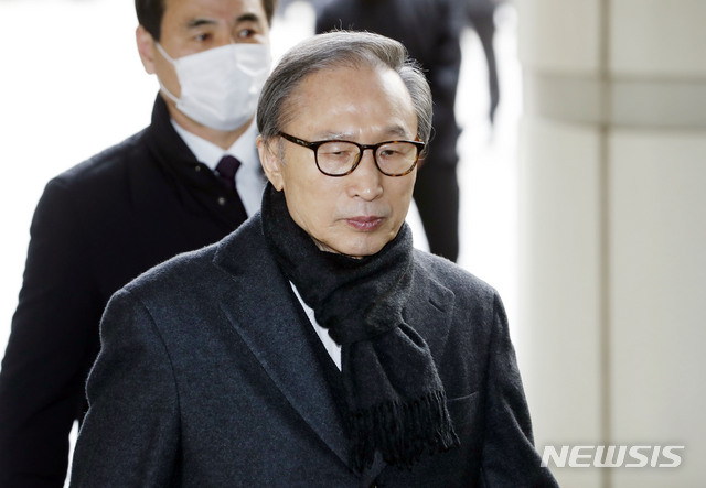 [서울=뉴시스] 최동준 기자 = 이명박 전 대통령이 19일 오후 서울 서초구 서울고등법원에서 열린 횡령과 뇌물 등 혐의 관련 항소심 선고 공판에 출석하고 있다. 2020.02.19.&nbsp; photocdj@newsis.com
