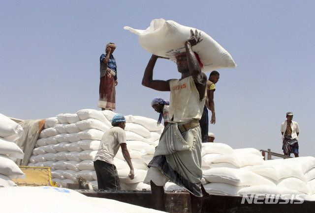 [아슬람( 예멘)= AP/뉴시스] 예멘의 아슬람에서 구호 식량을 운반하고 있다.