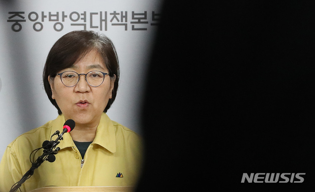 [청주=뉴시스]강종민 기자 = 정은경 중앙방역대책본부장(질병관리본부장)이 19일 오후 충북 청주 질병관리본부에서 신종 코로나바이러스 감염증(코로나19) 국내 발생 현황에 대해 브리핑하고 있다. 2020.02.19. ppkjm@newsis.com