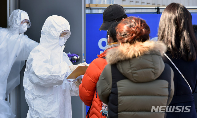 [대구=뉴시스] 이무열 기자 = 신종 코로나바이러스 감염증(코로나19) 확진자가 다수 발생한 19일 오후 대구 서구 중리동 대구의료원 선별진료소에 코로나19 의심 환자가 검사를 받기 위해 줄지어 차례를 기다리고 있다. 2020.02.19. lmy@newsis.com