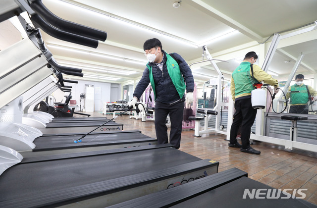 [서울=뉴시스]박미소 기자 = 신종 코로나 바이러스 감염증(코로나19) 32번째 확진자가 발생한 19일 오후 서울 성동구 행당1동 주민센터의 체육관에서 새마을지도자협의회 봉사단원들이 방역작업을 하고 있다.2020.02.19. misocamera@newsis.com