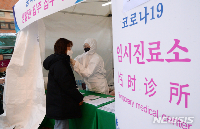 [전주=뉴시스] 김얼 기자= 전국적으로 대학교 개강을 앞둔 19일 전북 전주시 전북대학교 기숙사 입구에 중국인 유학생들에 대한 생활관 입주 접수처와 코로나 19 임시 진료소를 마련하고 기숙사에 들어오는 한 유학생에 대해 발열 검사를 하고 있다. 2020.02.19. pmkeul@newsis.com