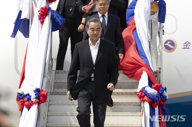 [비엔티안(라오스)=AP/뉴시스]왕이 중국 외교부장이 19일(현지시간) 라오스 수도 비엔티안의 와타이 국제공항에 도착해 비행기에서 내리고 있다. 2020.02.19.