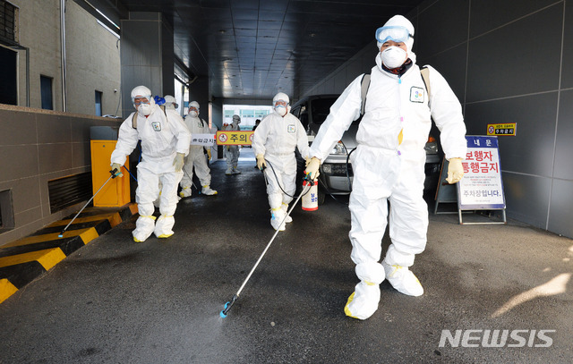 [대구=뉴시스] 이무열 기자 = 신종 코로나바이러스 감염증(코로나19) 31번째 확진자가 다녀간 것으로 알려진 19일 오후 대구 남구 대명동 신천지 교회에서 남구보건소 관계자가 방역작업을 하고 있다. 해당 교회에 다니던 신자들 가운데 코로나19 확진자가 다수 나온 것으로 이날 확인 됐다. 2020.02.19.lmy@newsis.com