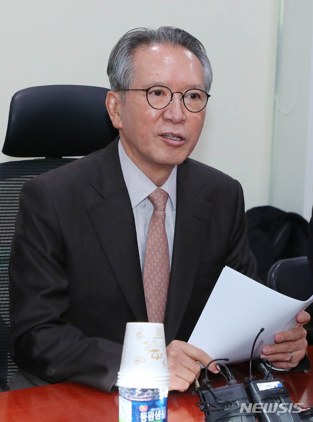 [서울=뉴시스] 장세영 기자 = 김형오 미래통합당 공천관리위원장이 19일 서울 여의도 국회 의원회관의에서 기자회견을 열고 미래통합당 국회의원선거 지역구 공천 2차 발표를 하고 있다. 2020.02.19. photothink@newsis.com