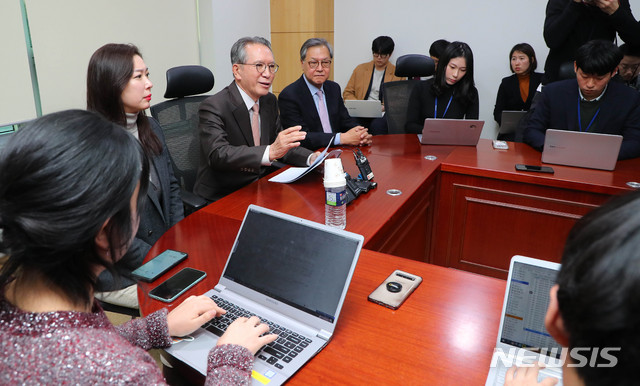 [서울=뉴시스] 장세영 기자 = 김형오 미래통합당 공천관리위원장이 19일 서울 여의도 국회 의원회관의에서 기자회견을 열고 미래통합당 국회의원선거 지역구 공천 2차 발표를 하고 있다. 2020.02.19. photothink@newsis.com