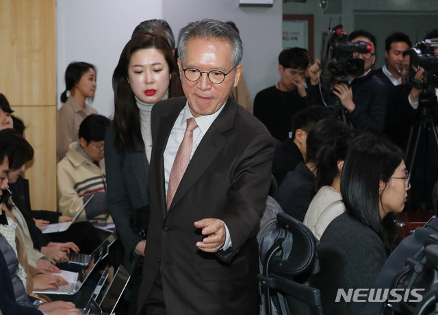 [서울=뉴시스] 장세영 기자 = 김형오 미래통합당 공천관리위원장이 19일 서울 여의도 국회 의원회관의에서 미래통합당 국회의원선거 지역구 공천 2차 발표를 위해 회견장에 입장하고 있다. 2020.02.19. photothink@newsis.com
