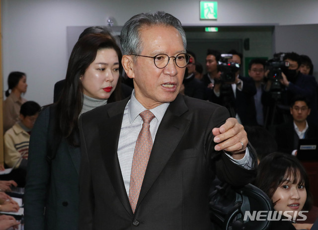 [서울=뉴시스] 장세영 기자 = 김형오 미래통합당 공천관리위원장이 19일 서울 여의도 국회 의원회관의에서 미래통합당 국회의원선거 지역구 공천 2차 발표를 위해 회견장에 입장하고 있다. 2020.02.19.&nbsp; photothink@newsis.com