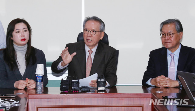 [서울=뉴시스] 장세영 기자 = 김형오 미래통합당 공천관리위원장이 19일 서울 여의도 국회 의원회관의에서 기자회견을 열고 미래통합당 국회의원선거 지역구 공천 2차 발표를 하고 있다. 2020.02.19.&nbsp; photothink@newsis.com