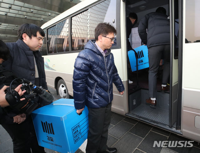 [서울=뉴시스] 조수정 기자 = 라임자산운용 환매 중단 사태를 수사하는 검찰이 19일 오후 서울 여의도 라임자산운용 본사에서 압수수색을 마친 뒤 압수물을 차량에 싣기 위해 이동하고 있다. 2020.02.19. chocrystal@newsis.com