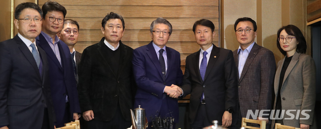 [서울=뉴시스] 조수정 기자 = 김강립(왼쪽 여섯번째) 중앙사고수습본부 부본부장(보건복지부 차관)이 신종 코로나 바이러스 감염증(코로나19)과 관련 19일 오후 서울 마포구 한 음식점에서 대한병원협회, 중소병원협회 등 6개 보건의료단체와의 간담회를 열고 모두발언을 마친 뒤 기념촬영 하고 있다. 왼쪽 다섯번째는 임영진 대한병원협회장. 2020.02.19. chocrystal@newsis.com