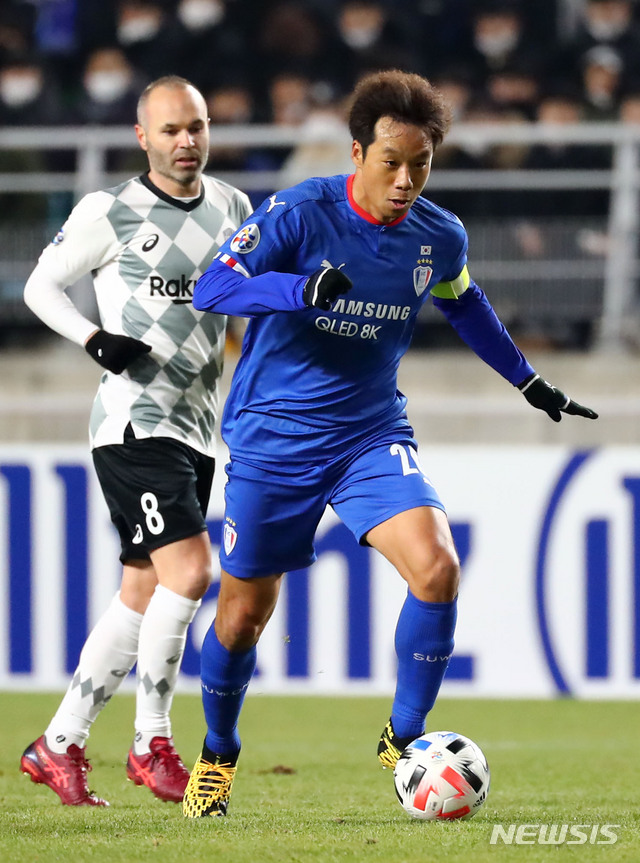 [수원=뉴시스]홍효식 기자 = 19일 오후 경기 수원월드컵경기장에서 열린 2020 아시아축구연맹 챔피언스리그(ACL) 수원 삼성과 빗셀 고베의 경기, 수원 염기훈이 드리블을 하고 있다. 2020.02.19.&nbsp; yesphoto@newsis.com