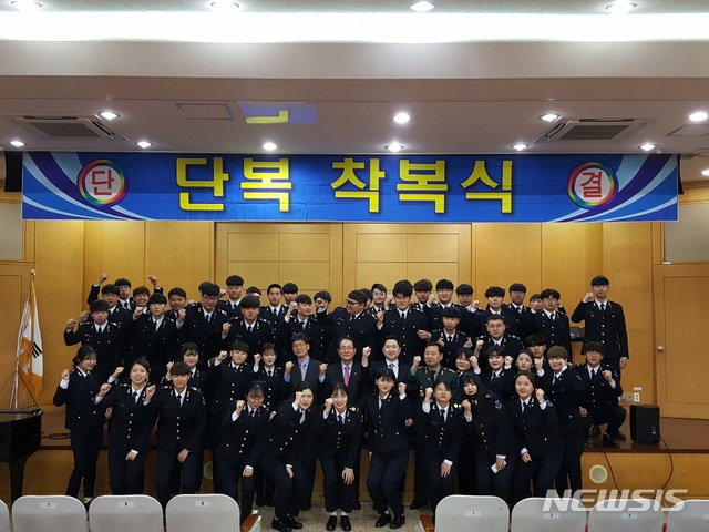 [포항=뉴시스] 강진구 기자 = 경북 포항의 선린대학교(총장 김영문)는 2020학년도 육군3사관학교 편입학생 모집에 국방기술의무계열 2학년 남궁훈 씨 등 학생 10명이 최종 합격했다고 20일 밝혔다.사진은 지난 해 단복 착용식 전경.(사진=선린대학교 제공) 2020.02.20. photo@newsis.com