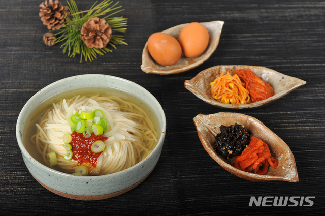 [담양=뉴시스] 송창헌 기자= 멸치와 다시마, 양파 등을 넣어 육수를 우려낸 뒤 다진 양념을 얹고 국수를 말아먹는 멸치국수(잔치국수). 담양국수의 대표 메뉴다. (사진=담양군 제공) 2020.02.20photo@newsis.com