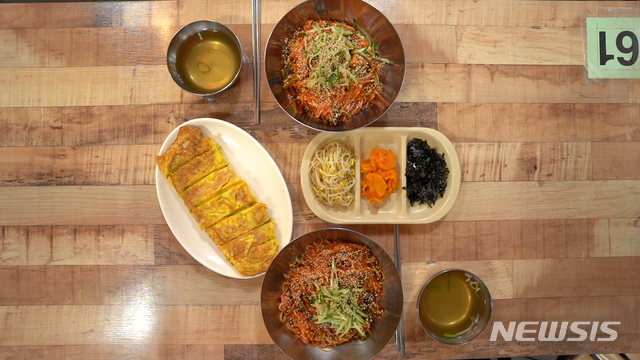 [담양=뉴시스] 송창헌 기자= 칼칼하고 매콤한 양념으로 버무린 열무비빔국수. 멸치국수와 함께 담양국수의 대표 메뉴다. (사진=담양군 제공) 2020.02.20photo@newsis.com
