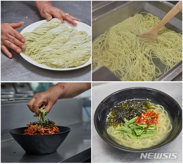 [담양=뉴시스] 송창헌 기자 = 담양국수의 조리과정은 그리 복잡하지 않다. 잘 반죽된 밀가루로 가지런히 국수면을 뽑아낸 다음 끓는 물에 국수면을 삶아낸다. 여기까기가 면작업. 그런 후, 멸치와 다시마, 양파 등으로 만든 육수에 국수를 넣고 끓이면 멸치국물국수가 완성된다. (사진=담양군 아카이빙 자료) 2020.02.20photo@newsis.com