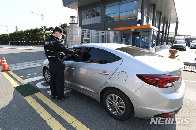 [울산=뉴시스]안정섭 기자 = 20일 SK울산콤플렉스 관계자가 회사에 출입하는 차량 운전자의 발열 여부를 체크하고 있다. 2020.02.20. (사진=SK울산콤플렉스 제공) photo@newsis.com 