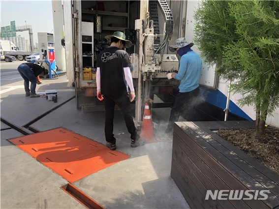 [수원=뉴시스] 토양오염 실태를 조사하는 모습. (사진=뉴시스 DB). photo@newsis.com