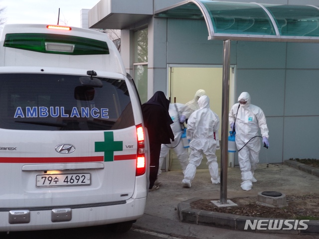 [제주=뉴시스]우장호 기자 = 제주에서 신종 코로나바이러스 감염증(코로나19) 1차 양성 반응을 보인 군인 A(22·대구)씨가 20일 오후 제주대병원으로 이송되고 있다. 2020.02.20. woo1223@newsis.com