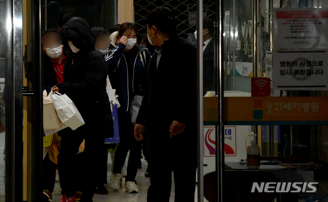[광주=뉴시스] 신대희 기자 = 신종 코로나바이러스 감염증(코로나19) 여파로 광주 21세기병원에 격리 수용됐던 환자들이 20일 오전 퇴소하고 있다. 이들은 같은 병원에 있던 모녀가 16·18번째 코로나19 확진자로 확인돼 지난 4일부터 16일 동안 격리 생활을 해왔다. 2020.02.19. sdhdream@newsis.com