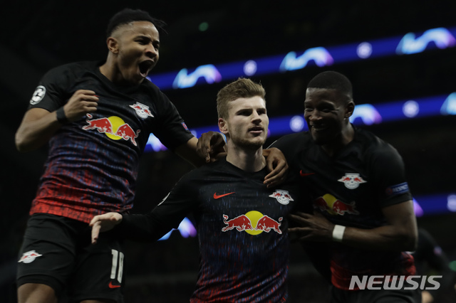[런던=AP/뉴시스]라이프치히 티모 베르너(가운데)가 19일(현지시간) 영국 런던의 토트넘 홋스퍼 스타디움에서 열린 2019-20 UEFA 챔피언스리그 16강 1차전 토트넘과의 경기 후반 13분 PK를 성공시킨 후 동료들과 기뻐하고 있다. 손흥민이 부상으로 빠진 토트넘은 라이프치히에 0-1로 패해 2차전에서 반드시 2골 차 이상 승리해야 8강에 진출할 수 있게 됐다. 2020.02.20.