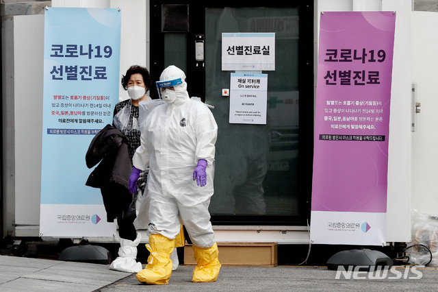 [서울=뉴시스]김병문 기자 = 신종 코로나 바이러스 감염증(코로나 19) 국내 확진자가 증가하는 가운데 20일 오전 서울 중구 국립중앙의료원에서 보호복을 입은 의료진이 선별진료소를 나서고 있다 2020.02.20. dadazon@newsis.com
