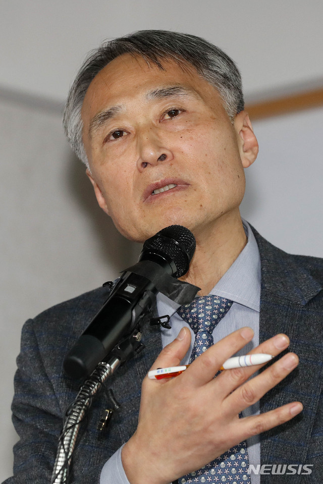 [서울=뉴시스]김병문 기자 = 오명돈 신종감염병 중앙임상위원장이 26일 오전 서울 중구 국립중앙의료원 연구동에서 '코로나19 지역확산, 과학적 접근과 대응 필요' 기자회견을 하고 있다. 2020.02.26. dadazon@newsis.com