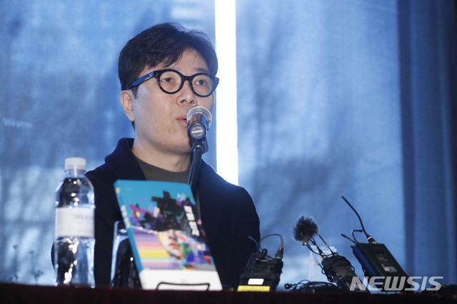 [서울=뉴시스] 박민석 기자 = 김영하 작가가 20일 오전 서울 중구 웨스턴조선호텔에서 열린 7년 만의 장편소설 '작별 인사' 출간 기념 기자간담회에 참석해 취재진의 질문에 답변하고 있다. 2020.02.20. mspark@newsis.com