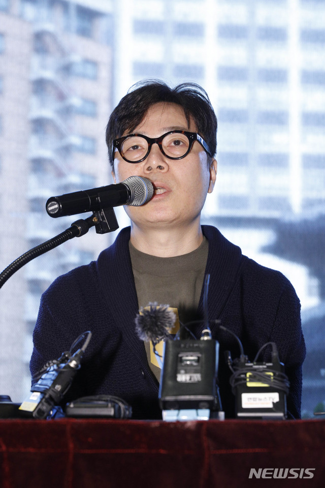 [서울=뉴시스] 박민석 기자 = 김영하 작가가 20일 오전 서울 중구 웨스턴조선호텔에서 열린 7년 만의 장편소설 '작별 인사' 출간 기념 기자간담회에 참석해 취재진의 질문에 답변하고 있다. 2020.02.20. mspark@newsis.com