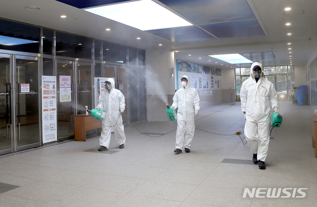 [광주=뉴시스] 류형근 기자 = 신천지 신자 수십명이 신종 코로나바이러스 감염증(코로나19)에 감염된 것으로 확인된 가운데 20일 오전 광주 북구 신천지 베드로지파 광주교회에서 방역업체가 방역을 하고 있다. (사진=신천지 베드로지파 광주교회 제공). 2020.02.20. photo@newsis.com