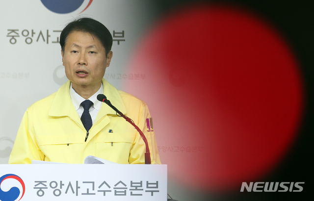 [세종=뉴시스]강종민 기자 = 김강립 중앙사고수습본부 부본부장(보건복지부 차관)이 20일 오전 정부세종청사에서 대구시 신종 코로나바이러스 감염증(코로나19) 집단발생 조치와 대응방안 등을 브리핑 하고 있다. 2020.02.20.&nbsp; ppkjm@newsis.com