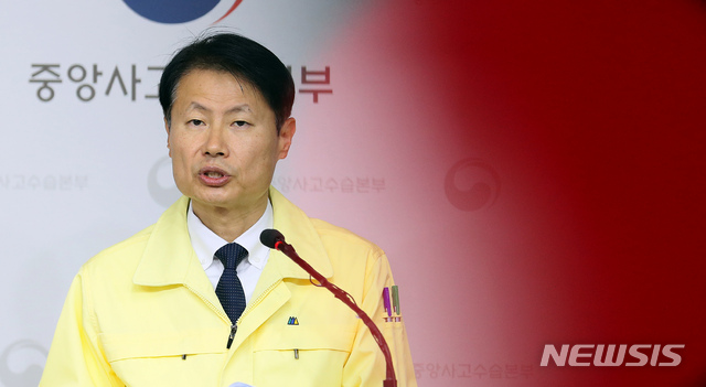 [세종=뉴시스]강종민 기자 = 김강립 중앙사고수습본부 부본부장(보건복지부 차관)이 20일 오전 정부세종청사에서 대구시 신종 코로나바이러스 감염증(코로나19) 집단발생 조치와 대응방안 등을 브리핑 하고 있다. 2020.02.20.&nbsp; ppkjm@newsis.com