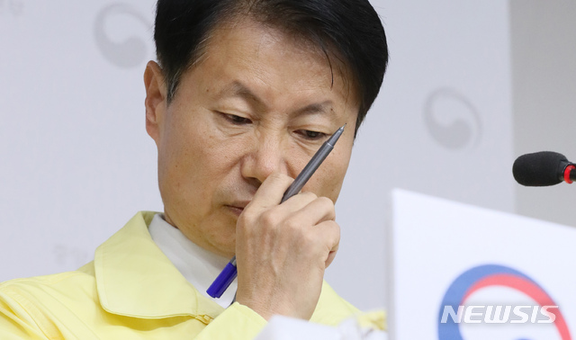 [세종=뉴시스]강종민 기자 = 김강립 중앙사고수습본부 부본부장(보건복지부 차관)이 20일 오전 정부세종청사에서 대구시 신종 코로나바이러스 감염증(코로나19) 집단발생 조치 등을 발표하며 얼굴을 만지고 있다. 2020.02.20.&nbsp; ppkjm@newsis.com