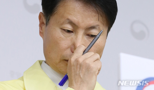 [세종=뉴시스]강종민 기자 = 김강립 중앙사고수습본부 부본부장(보건복지부 차관)이 20일 오전 정부세종청사에서 대구시 신종 코로나바이러스 감염증(코로나19) 집단발생 조치 등을 발표하며 얼굴을 만지고 있다. 2020.02.20. ppkjm@newsis.com