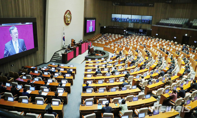 [서울=뉴시스] 장세영 기자 = 유성엽 민주통합 의원모임 원내대표가 20일 서울 여의도 국회 본회의장에서 교섭단체 대표연설을 하고 있다. 2020.02.20.  photothink@newsis.com