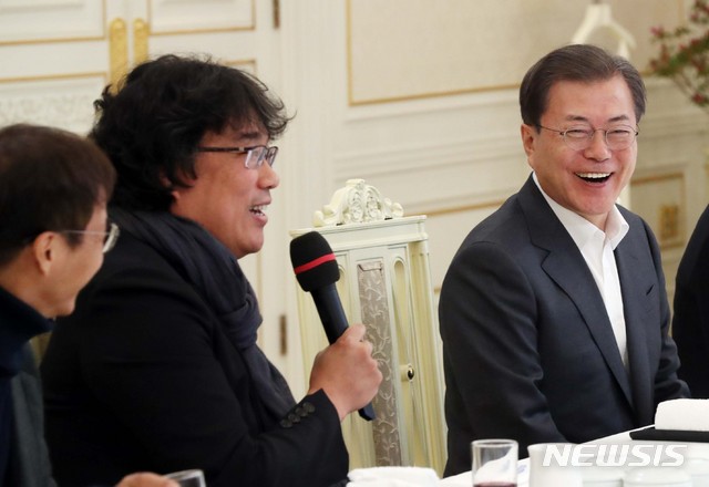 [서울=뉴시스]박영태 기자 = 문재인 대통령이 20일 청와대 본관에서 열린 아카데미 영화상 4관왕에 빛나는 ‘기생충’ 봉준호 감독을 비롯한 제작진 및 출연진 격려 오찬에 참석해 봉준호 감독의 발언에 웃고 있다. 2020.02.20.since1999@newsis.com
