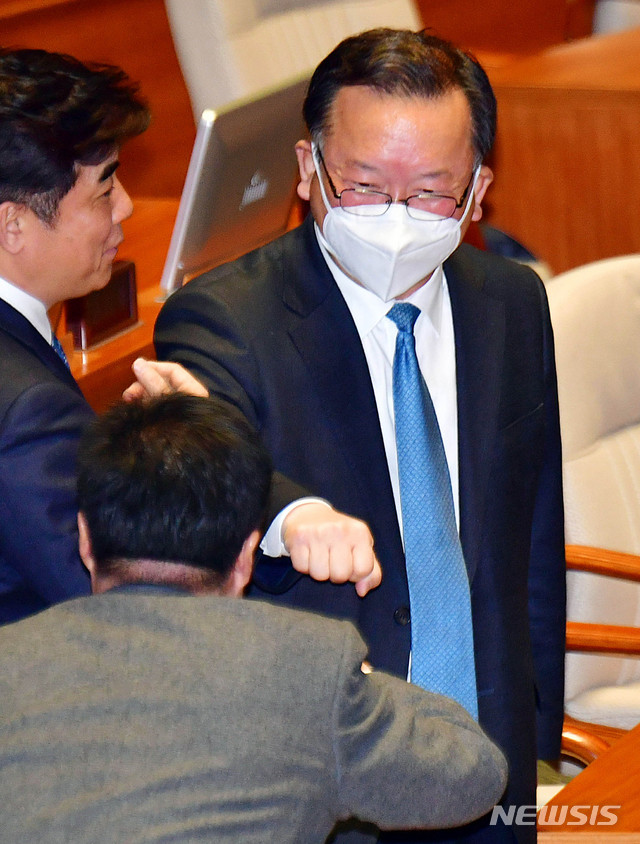 [서울=뉴시스] 장세영 기자 = 김부겸 더불어민주당 의원이 20일 서울 여의도 국회 본회의에 마스크 쓰고 참석하며 동료 의원들과 주먹 인사를 하고 있다. 2020.02.20.&nbsp; photothink@newsis.com