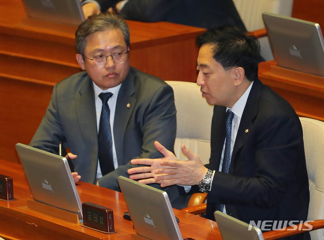 [서울=뉴시스] 장세영 기자 = 금태섭 더불어민주당 의원이 20일 서울 여의도 국회 본회의에 참석해 송기헌 더부어민주당 의원과 대화를 나누고 있다. 2020.02.20. photothink@newsis.com