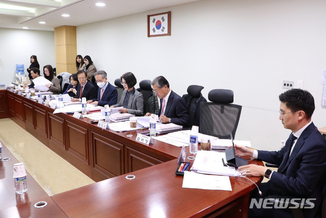 [서울=뉴시스]김명원 기자 = 김형오 공천관리위원장을 비롯한 공천관리위원들이 20일 오전 서울 여의도 국회 의원회관에서 미래통합당 공천관리위원회 면접심사 자료를 살펴보고 있다. 2020.02.20. kmx1105@newsis.com