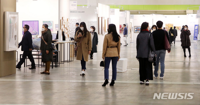 [서울=뉴시스]박주성 기자 = 관람객들이 20일 오후 서울 강남구 코엑스 C홀에서 열린 '2020 화랑미술제'에서 작품을 관람하고 있다. 이번 화랑미술제에는 110개의 화랑이 참가해 530여명의 작가들이 출품한 3000여점의 조각, 설치, 미디어, 회화 등 여러 장르의 작품이 전시됐다. 2020.02.20. park7691@newsis.com