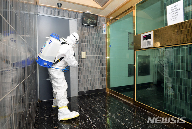 [대구=뉴시스] 이무열 기자 = 신종 코로나바이러스 감염증(코로나19) 추가 확진자가 급증한 20일 오후 대구 남구 대명동의 한 건물 주변을 대구 남구보건소 관계자가 방역하고 있다. 이 건물에는 신천지 목사와 신도가 자가격리 중이라고 알려졌다. 2020.02.20.lmy@newsis.com