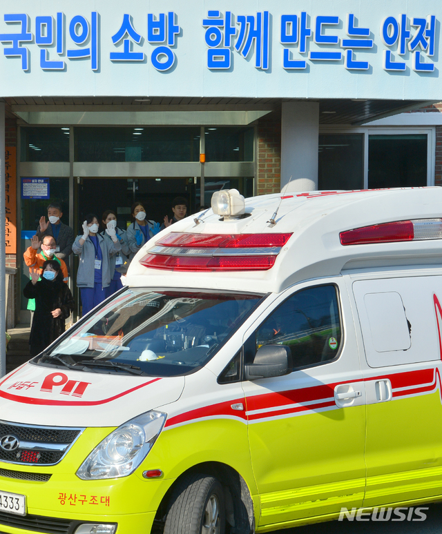 [광주=뉴시스]변재훈 기자 = 신종 코로나바이러스 감염증(코로나19) 여파로 광주 광산구 소촌동 광주소방학교 생활관에 격리됐던 21세기병원 환자들이 20일 오전 퇴소하고 있다. 소방학교 생활관에 수용됐던 환자·보호자 등 36명은 병원에 머물던 모녀가 16·18번째 코로나19 확진자로 확인돼 지난 5일부터 격리 생활을 해왔다. 2020.02.20. wisdom21@newsis.com