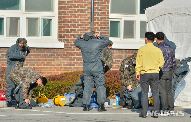 [광주=뉴시스]변재훈 기자 = 신종 코로나바이러스 감염증(코로나19) 여파로 광주 광산구 소촌동 광주소방학교 생활관에 격리 수용됐던 21세기병원 환자들이 20일 오전 퇴소했다. 격리자 퇴소에 앞서 군 장병과 보건당국 관계자들이 방역 작업 준비를 하고 있다. 2020.02.20. wisdom21@newsis.com