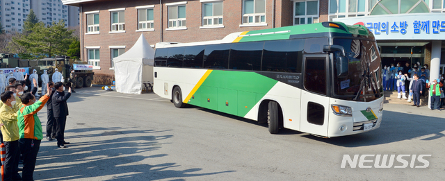 [광주=뉴시스]변재훈 기자 = 신종 코로나바이러스 감염증(코로나19) 여파로 광주 광산구 소촌동 광주소방학교 생활관에 격리됐던 21세기병원 환자들이 20일 오전 퇴소하고 있다. 소방학교 생활관에 수용됐던 환자·보호자 등 36명은 병원에 머물던 모녀가 16·18번째 코로나19 확진자로 확인돼 지난 5일부터 격리 생활을 해왔다. 2020.02.20.wisdom21@newsis.com