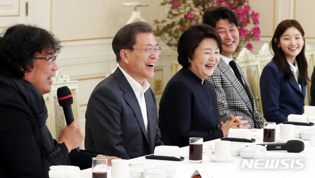 [서울=뉴시스]박영태 기자 = 문재인 대통령과 김정숙 여사가 20일 청와대 본관에서 열린 아카데미 영화상 4관왕에 빛나는 ‘기생충’ 봉준호 감독을 비롯한 제작진 및 출연진 격려 오찬에 참석해 봉준호 감독의 발언을 들으며 웃고 있다. 2020.02.20.since1999@newsis.com