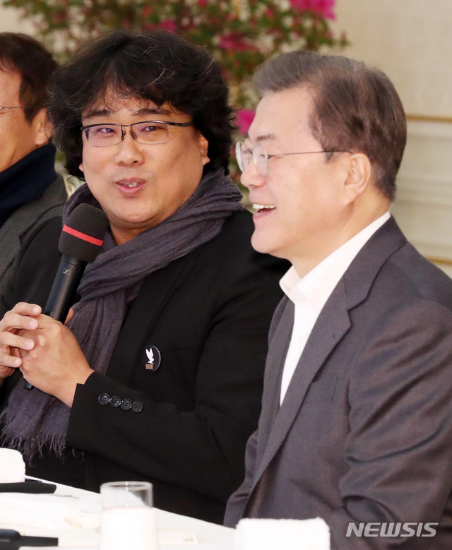 [서울=뉴시스]박영태 기자 = 문재인 대통령이 20일 청와대 본관에서 열린 아카데미 영화상 4관왕에 빛나는 ‘기생충’ 봉준호 감독을 비롯한 제작진 및 출연진 격려 오찬에 참석해 봉준호 감독의 발언을 듣고 있다. 2020.02.20. since1999@newsis.com
